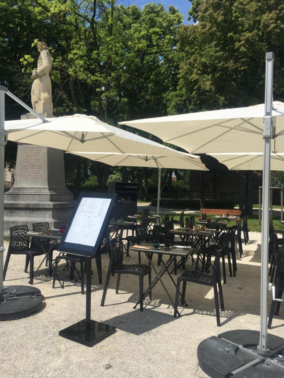 Hotel Restaurant Des Remparts Chaumont  Exteriör bild