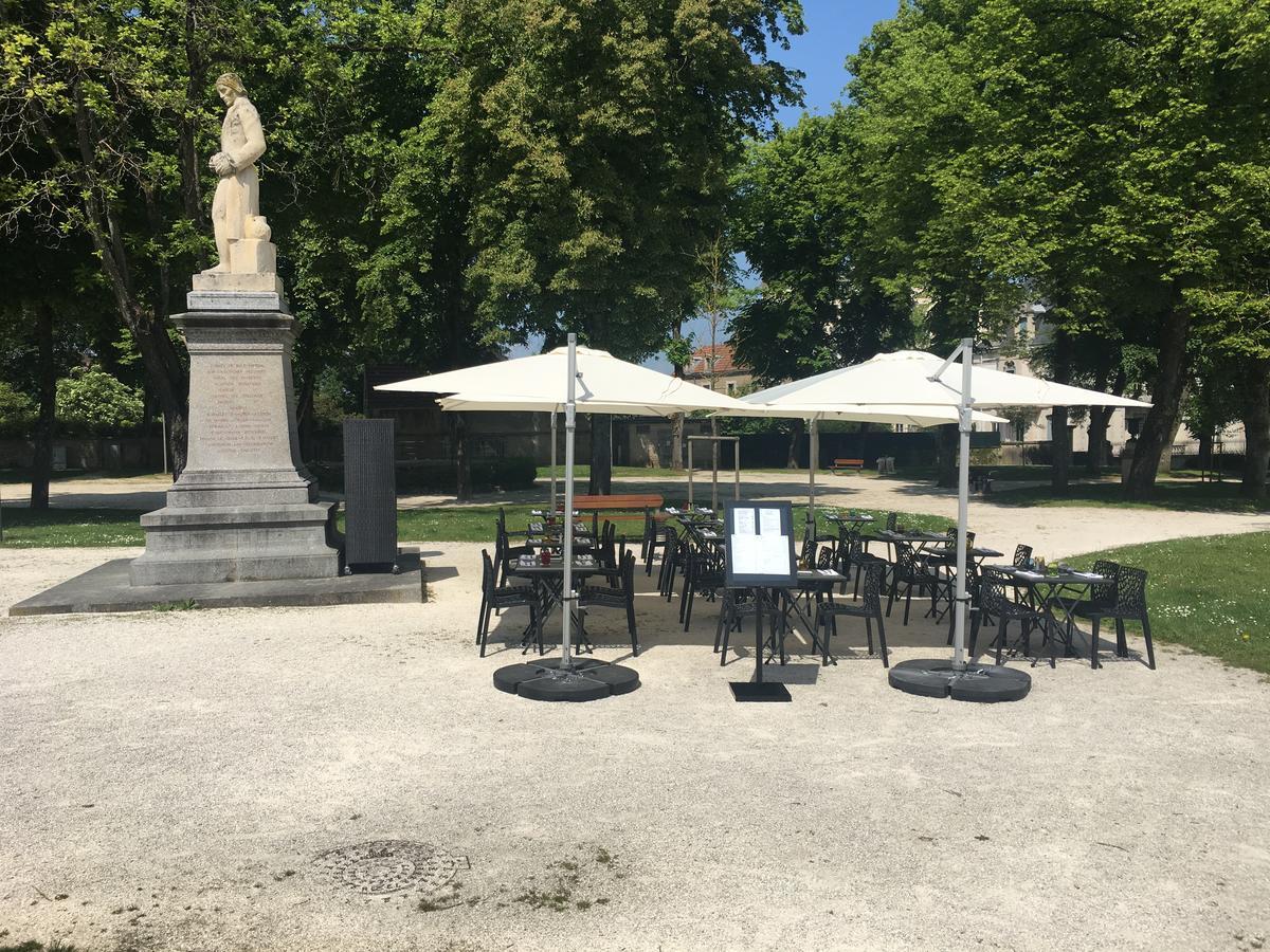 Hotel Restaurant Des Remparts Chaumont  Exteriör bild